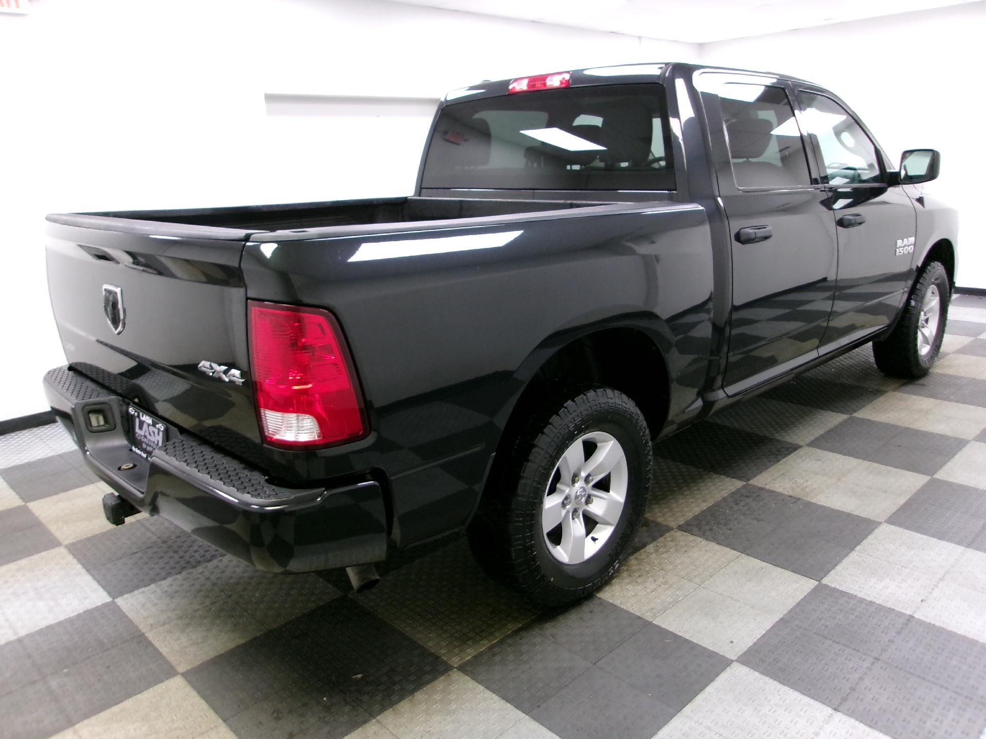 2017 RAM 1500 Express 4x4 Crew Cab 5'7" Box