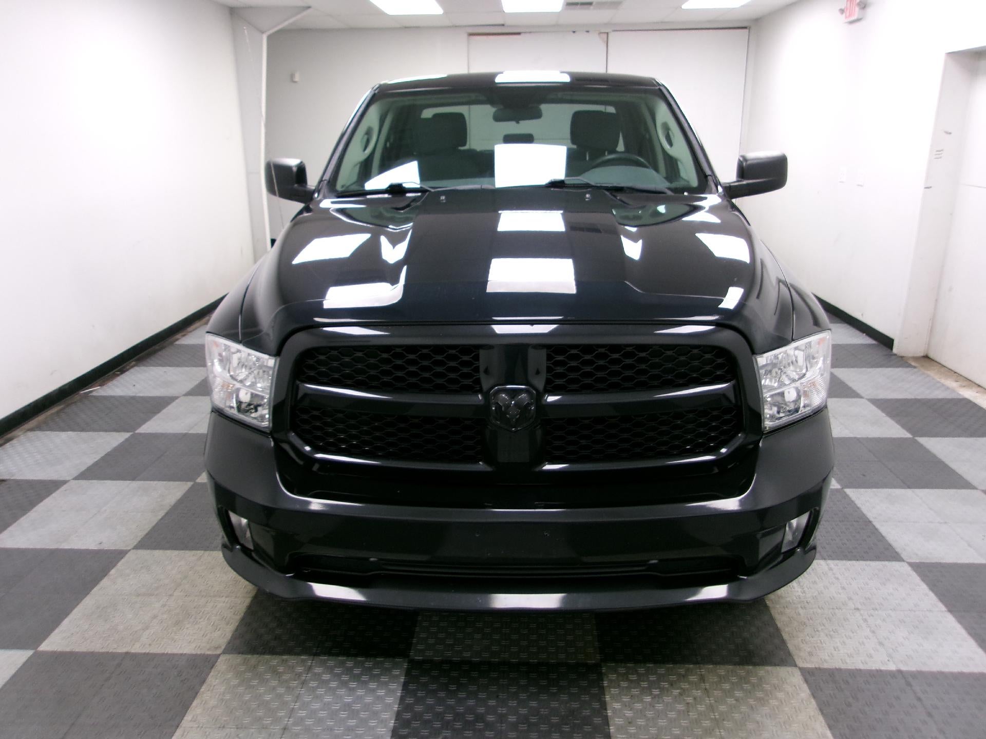 2017 RAM 1500 Express 4x4 Crew Cab 5'7" Box