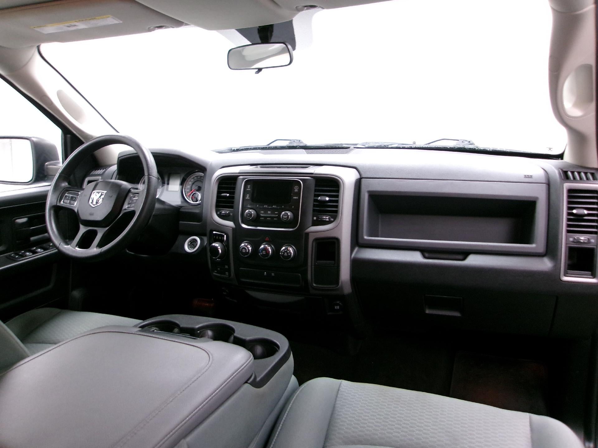 2017 RAM 1500 Express 4x4 Crew Cab 5'7" Box