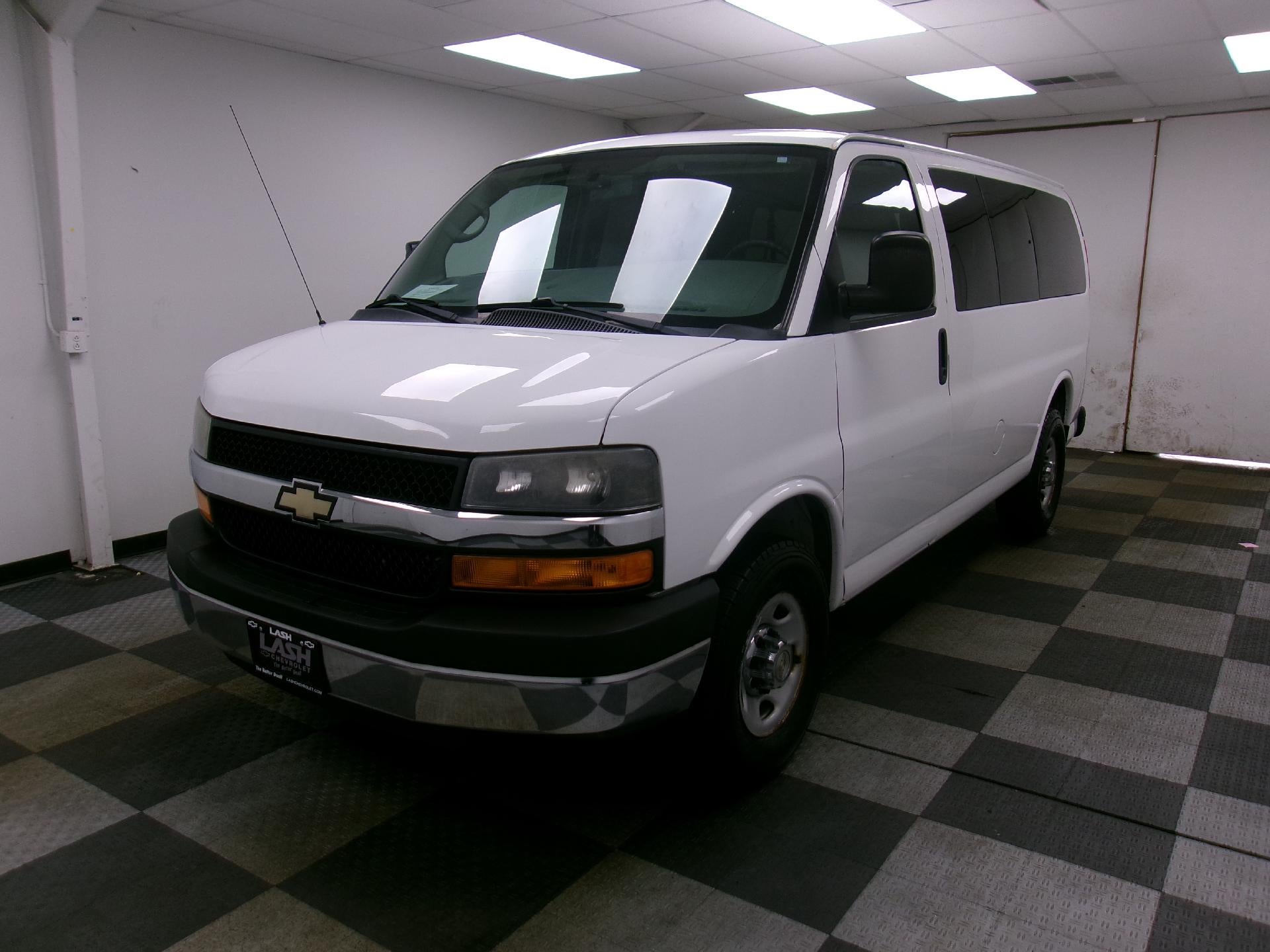 2013 Chevrolet Express Passenger 3500 3500 Regular Wheelbase Rear-Wheel Drive 1LT