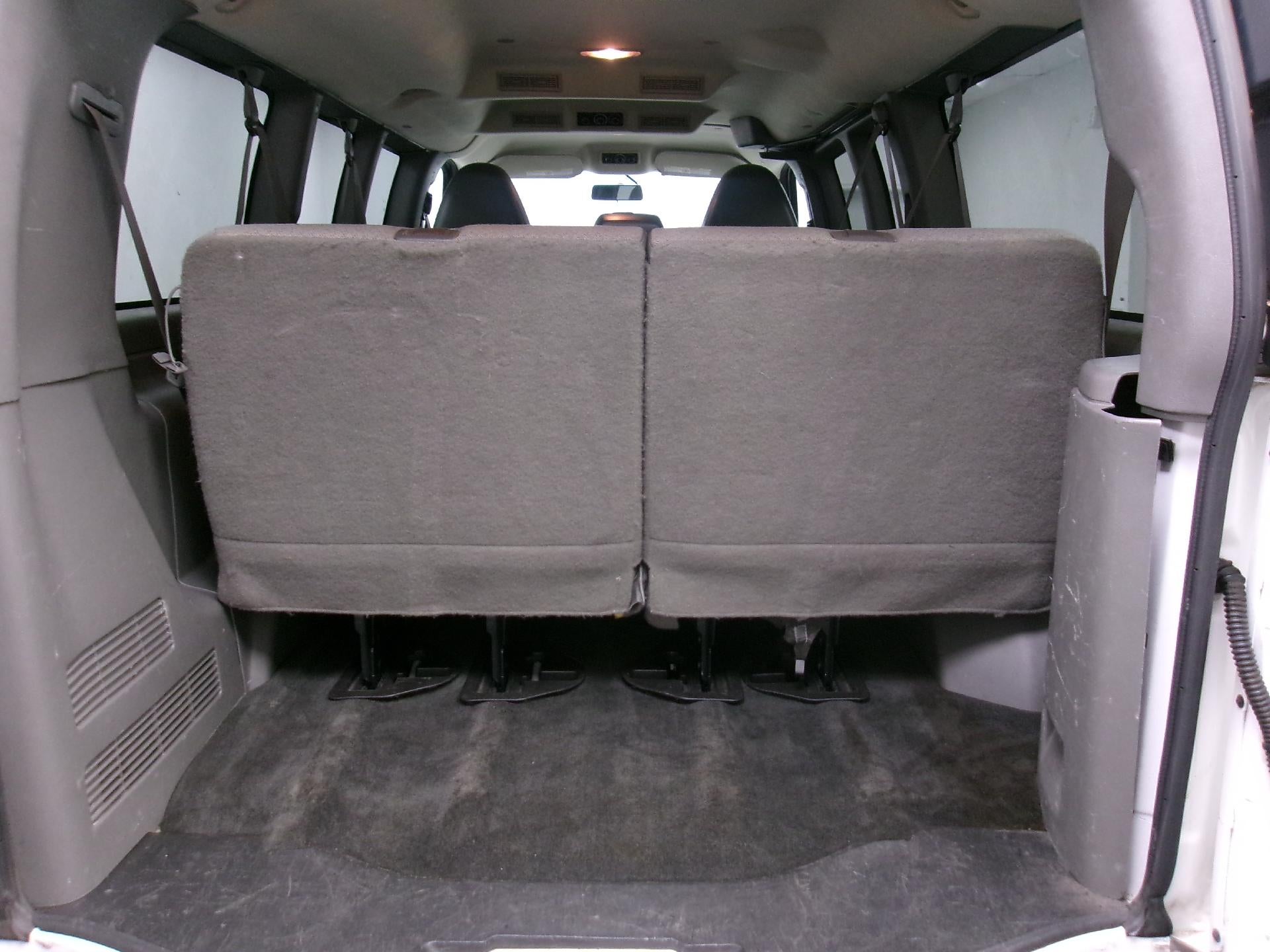 2013 Chevrolet Express Passenger 3500 3500 Regular Wheelbase Rear-Wheel Drive 1LT