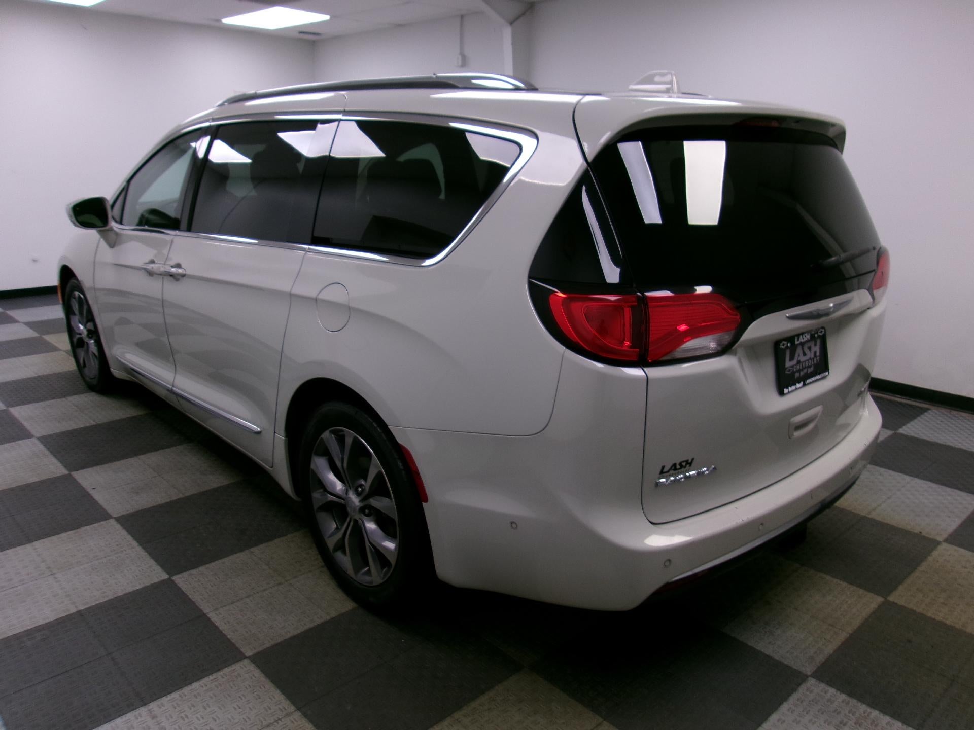 2017 Chrysler Pacifica Limited FWD