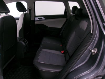 2025 Volkswagen Taos SE 4MOTION