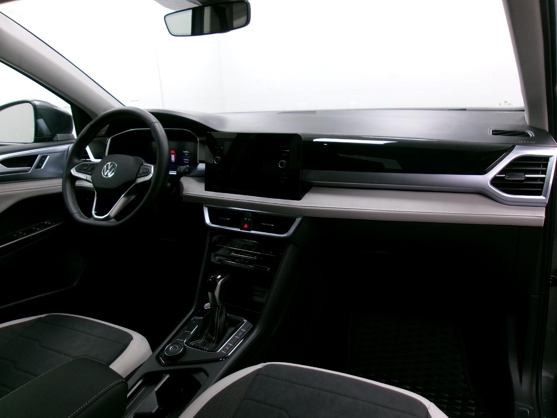 2025 Volkswagen Taos SE 4MOTION