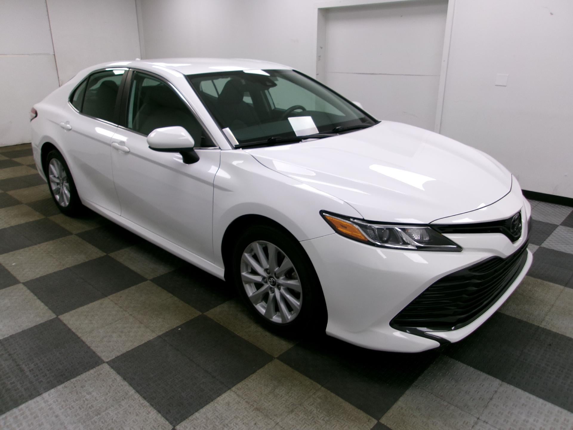 2019 Toyota Camry SE Auto (SE)